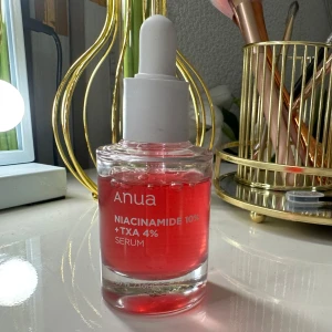 Anua niacinamide serum - Jag säljer den eftersom den inte passade min hud jag har väldigt känslig hud annars är den jättebra och hjälper mot acne och spots. Den är använd bara en gång 🩷 Köpt för 360 Vi kan även mötas upp ❤️❤️