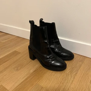 Svarta boots med klack  - Säljer ett par svarta stövlar med liten klack. Finns tecken på användning men ändå väldigt fint skick. 
