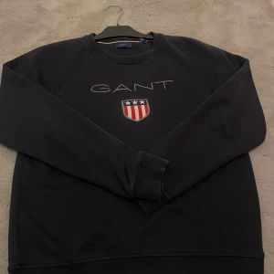 Tjena! Säljer min Gant tröja. - Storlek:170cm Har haft den länge men den är inte använd särskilt mycket så säljer den till ett bra pris
