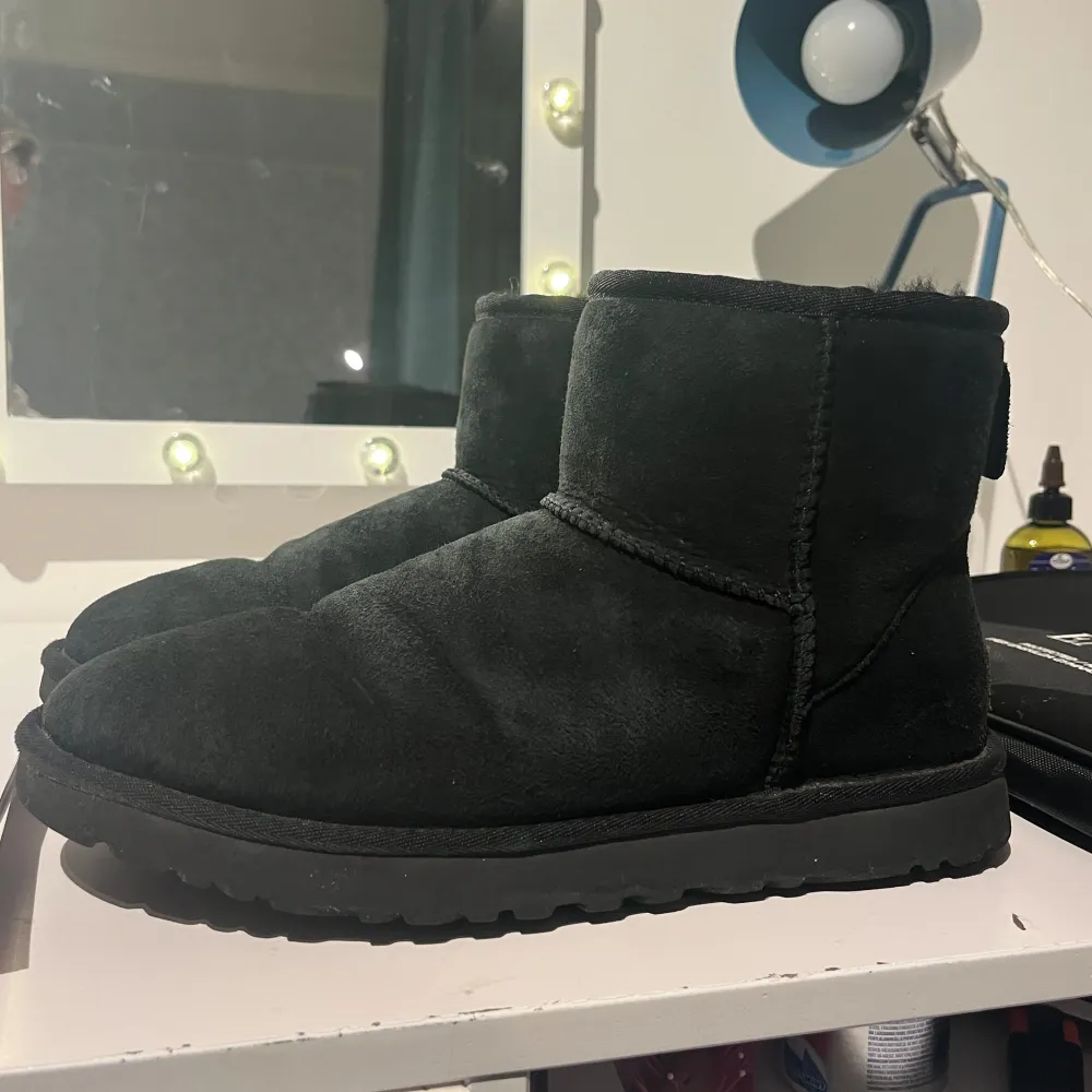 Säljer mina favvo vinterskor från Ugg💗självklart äkta och i storlek 40. Tyvärr blivit för små för mig🤎köpta förra hösten och de är i gott skick! 🫶skriv för frågor. Köpta för 2200 kr, säljer för 900. Jan tänka mig gå ner i pris. Skor.