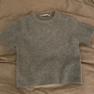Stickad T-shirt - Superfin grå stickad T-shirt från zara i bra skick💞