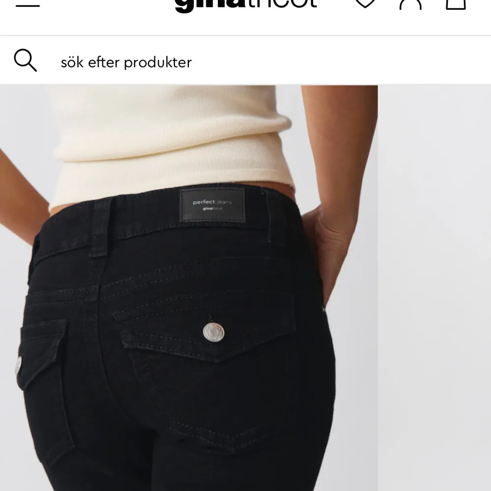 Säljer dessa svarta lågmidjade jeans från gina. Storlek 38 men skulle säga att de är lite mindre i storleken så med som 36. . Jeans & Byxor.