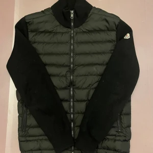 Moncler cardigan - Svart moncler cardigan nästan oanvänd! Jag är xs/s men den passar perfekt!