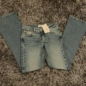 Bootcut jeans - Lågmidjade Bootcut som tyvärr måste säljas, aldrig använda och har kvar lappen org pris 600 om jag minns rätt men säljer för 350 