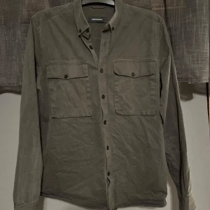 Peak Performace overshirt - Väldigt cleab overshirt! Passar storlek S! Inte använd mycket alls!