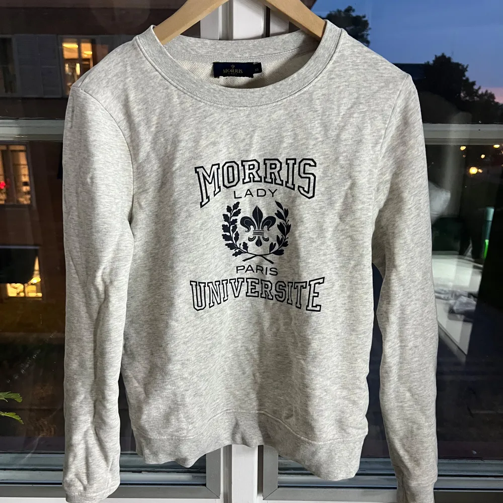 Sååå snygg ljusgrå sweatshirt från Morris i strl xs. Inga defekter💕💕 Skriv för andra funderingar🤍. Hoodies.