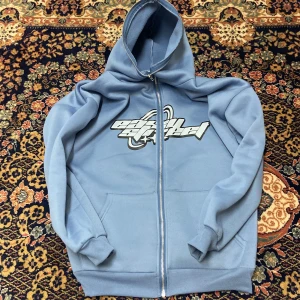 Zip-up hoodie - Cool zip up vet inte vilket märke. Dragkedja som går att dra upp hela vägen. 