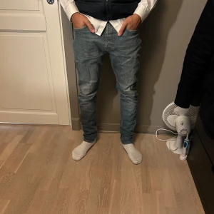 Lee Heath slim - Säljer dessa ljusblåa slum jeans ifrån Lee i modellen Heath. Jeansen är i bra skicka och har inga tydliga tecken på användning. 