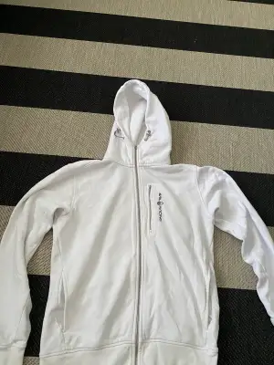 Sail racing hoodie i storlek M. Dragkedjorna saknar handtag därav priset. Annars inga andra deffekter. Dragkedjorna går att öppna och stänga som vanligt