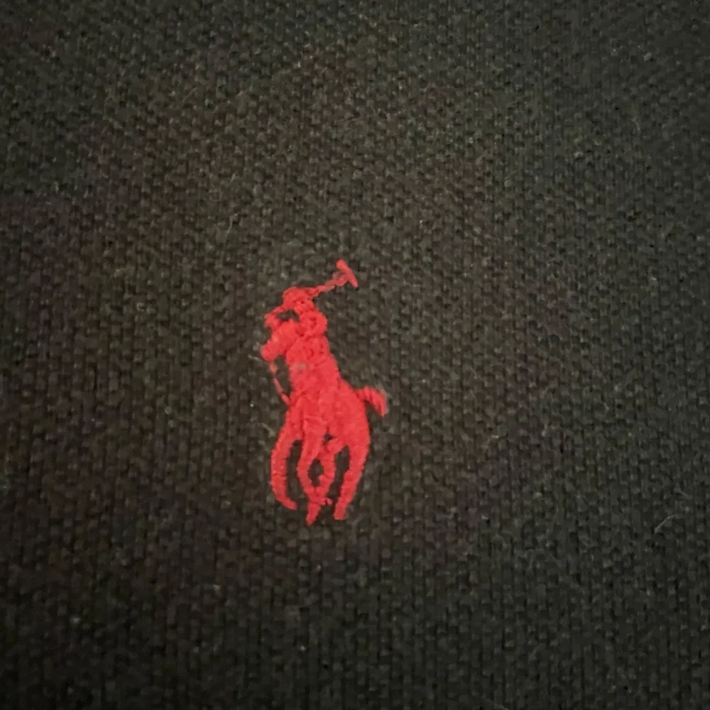 Riktigt snygg Ralph Lauren piké, köpt för 3 månader sen. Den är i barn strl så passar killar som har S i vanlig strl. T-shirts.