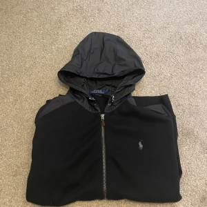 Ralph Louren Cardigen - Polo Ralph louren Cardigen tröja till salu för mycket bra pris.  Den är perfekt inför hösten för dig som vill vara extra stilig.🍁 Hör av er vid funderingar Storlek: L