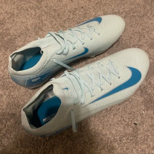 Fotbollsskor Nike Mercurial  - Säljer dessa helt nya fotbollsskor då dem är för stora för mig. Hör av er om ni har några frågor.