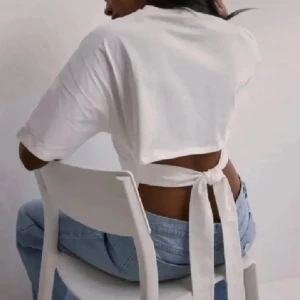 Nelly tröja  - Säljer denna as snygga tröja från Nelly med öppen rygg! Storlek S.  Väldigt många som är intresserade så köp direkt för 250