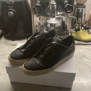 Arigato laceless - Säljer dessa ganska fina ARIGATO LACELESS! Dom är i 6/10 skick skulle jag nog säga. Har tvättat din och även behöver limma lite i mitten av skorna för det var lite trådar som var borta och darför en anledning darför dom går för bra pris 🏆!