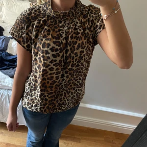 Leopard blus/topp - Jättefin blus i strl M, aldrig använd