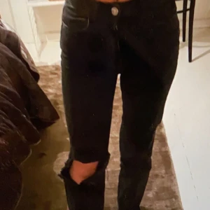 Skitsnygga jeans - Säljer dessa super snygga jeansen då de tyvärr inte kommer till användning längre, skriv om ni har några frågor💞