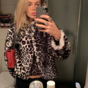 Leopard pälsjacka - Säljer min svinsnygga pälsjacka! Varken märke eller storlek står inte men passar mig som har S💞