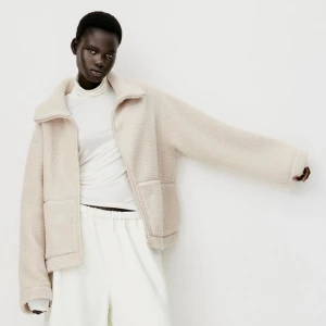 Beige teddyjacka med dragkedja - Intressekoll på denna slutsålda jacka ifrån hm! 💞💞