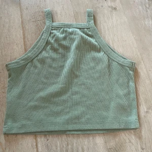 Ljusgrönt linne - Ljusgrönt kort linne