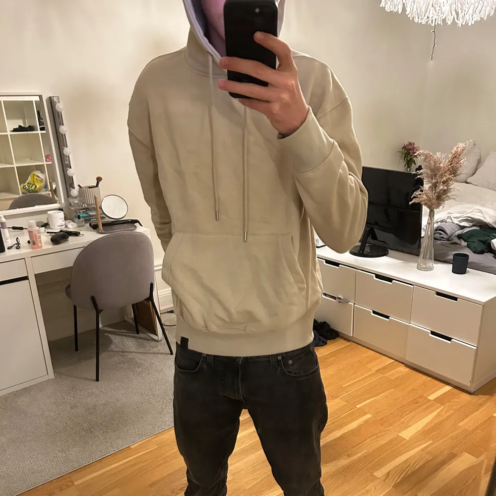 En varm o skön Hoodie perfekt för vintern aldrig andvänd 10/10 skick, ny pris 699  fraktas samma dag 😁. Hoodies.