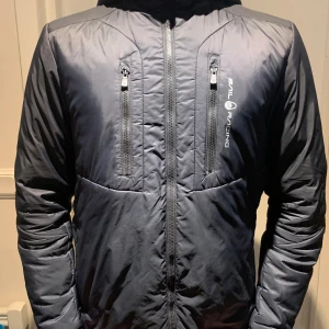 Sail Racing Jacka - Säljar denna Sail Racing jacka som är i bra skick samt knappt använd. Perfekt vår/höst jacka