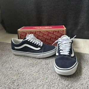 Vans skor  - Storlek 41, 10/10 skick andvänd typ 2 gånger , ny pris 800, moddel vans old skool