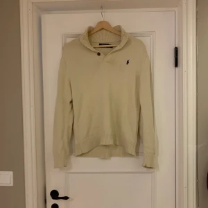 Ralphlauren tröja - Tja, säljer denna riktigt snygga tröjan ifrån ralphlauren. Den är perfekt nu till vintern och funkar utmärkt med en skjorta under👍 inga defekter! Tveka inte på att höra av dig vid funderingar!!! Mvh Joel
