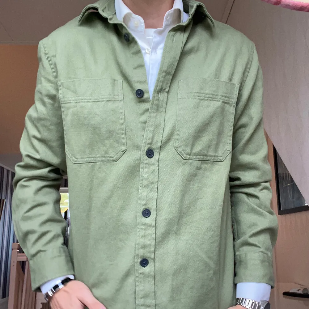 Sjukt stilig overshirt/skjorta i nytt skick! Killen på bilden är 183, bara skriva vid fler bilder eller frågor, pris kan diskuteras vid snabb affär!. Skjortor.