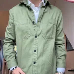 Sjukt stilig overshirt/skjorta i nytt skick! Killen på bilden är 183, bara skriva vid fler bilder eller frågor, pris kan diskuteras vid snabb affär!