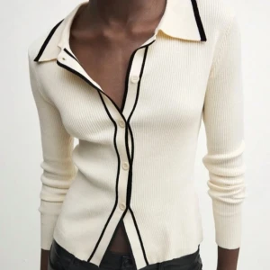 Ribbad tröja  - Ribbad tröja med knappar 