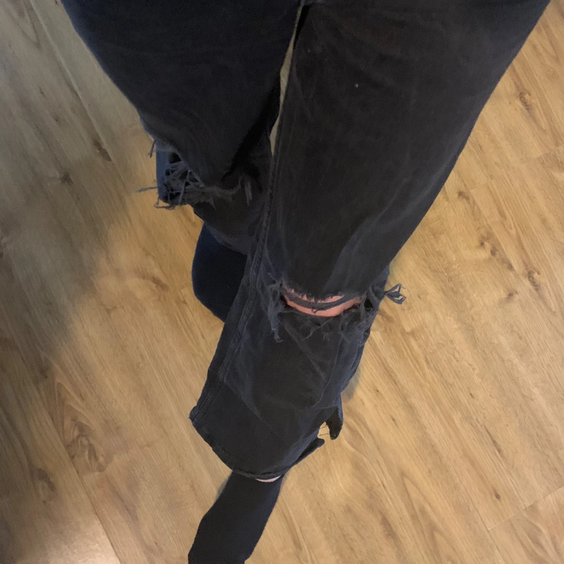Svarta jeans med slitningar