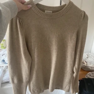 Stickad tröja 🍂 - Använd fåtal gånger! Super mjuk och skön tröja💋🍂