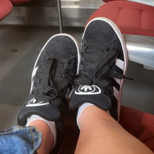 adidas campus - nu säljer jag mina superfina svarta addidas campus, då dem tyvärr bara kommit till användning vid tre tillfällen, så i ett superbra skick. vita skosnören till skorna följer med!