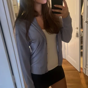 Blå kofta - Söt kofta som passer S-XS ❤️liten fläck men kan nog tvättas ur!