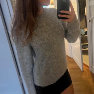 Grå tröja - Jättefin grå tröja för vintern som passer XS-S ❤️