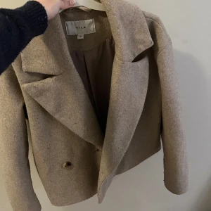 beige kappa  - Jättefin beige kappa från vila i stl 34, använd en del så lite noppror finns annars fint skick🤍