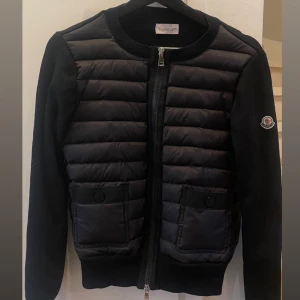 Moncler cardigan  - Intressekoll på min fina moncler cardigan då jag vill kolla på en annan ❤️ Som ny, inga defekter. Storlek 2/M men passar S/Xs också. Skriv vad ni kan ge för den🥰