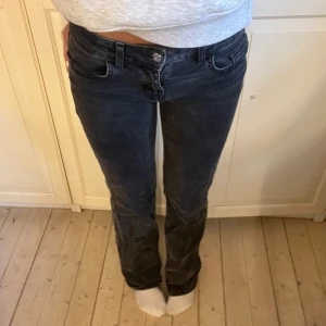 Lågmidjade jeans - Säljer dessa lågmidjade grå svarta jeans från hm💕finns inte att köpa längre 