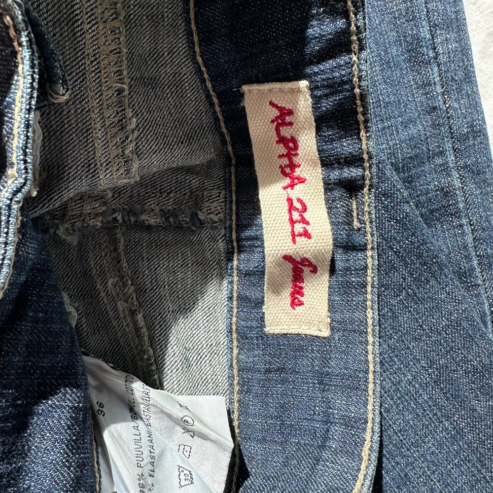 Vintage långa bootcut jeans  Innerbenslängd 81 cm Vid köp av flera varor får du rabatt 💛. Jeans & Byxor.