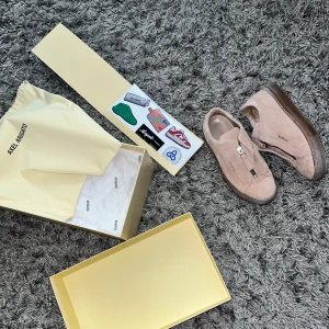 Rosa Arigatos - Säljer rosa arigatos i storlek 36. 