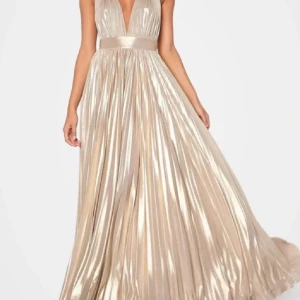 Balklänning  - Jätte fin balklänning, tyvärr aldrig kommit till användning då jag hittade en annan i sista sekund, inga defekter/fläckar