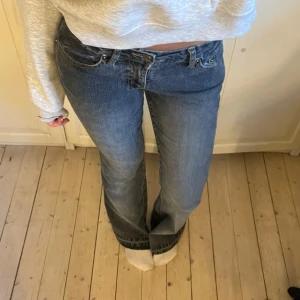 Lågmidjade jeans  - Säljer dessa lågmidjade jeansen i storlek s💕