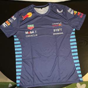 Jag sälja en helt ny oanvänd F1 Red Bull T-shirt L (kan också passa som M) Finns i Uppsala eller kan skickas fraktfritt inrikes. Swish går bra.