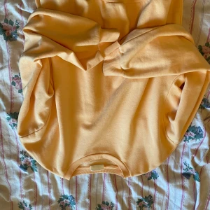 Sweatshirt  Ginatricot  - Säljer en superfin gul tröja från Gis i storlek M. Den är gjord i mjukt material och har en normal passform. Perfekt för både vår och höst! Tröjan har långa ärmar och ribbade muddar vid ärmslut och nederkant. Helt ny skick💗