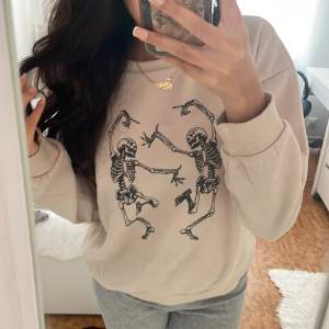 Jätte bekvämt beige crewneck!