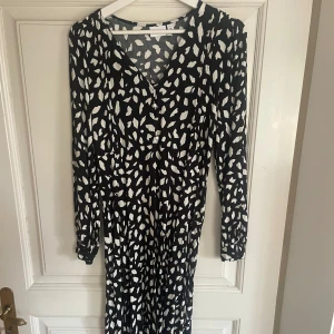 Klänning - Fin klänning från vila, bra skick🫶🏼