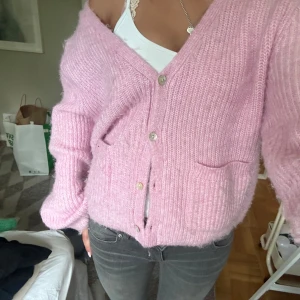 Rosa kofta - Rosa kofta från Lindex. Bra skick men lite nopprig💓