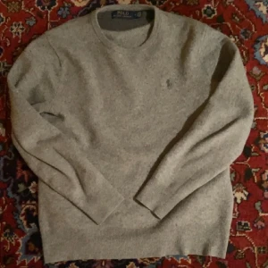 Stilig ralph lauren tröja  - Stilig stickad Ralph lauren tröja 👕 Skick 7/10🫰🏼Krympt i tvätten passar dig som är 160-17🤩Pris kan diskuteras🤔 Fråga på!