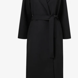 Kappa (svart)  - Helt ny kappa köpt från ellos, säljer den pågrund av att den är för stor. Storlek på den är xs men den är ganska stor i modellen skulle även kunna passa s-m. Ordinarie pris 1119,  säljer den för 700. Prislappen sitter kvar, skriv för bilder/kvitton