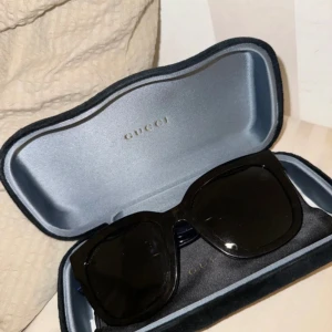 Solglasögon från gucci - Solglasögon från gucci. Säljs pga att de ej kommer till användning. Köpta de va 3 år sen från synsam nypris runt 2300kr. 